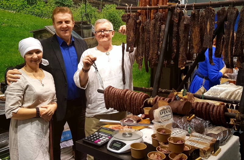 Berlīnes “Zaļajā nedēļā” ar LLKC gadību varēja piedalīties arī, iespējams, Latvijā labākais speķa darinātājs – Andris Mejers no “Latgolys golds”. Viņš uzvarēja pērn “Riga Food” ietvaros LLKC organizātajā “Novadu garšas” konkursā. Attēlā – kopā ar savu dzīvesbiedri Zoju un LLKC valdes priekšsēdētāju Mārtiņu Cimermani